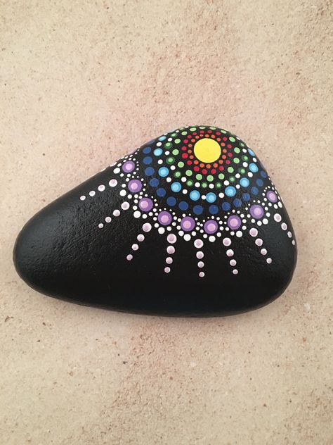 Easy Rock Painting Ideas, Easy Rock Painting, Garden For Beginners, Mandala Painted Rocks, Diy Rock Art, Mandala Rock Art, Rock Painting Ideas, Painted Rocks Craft, Painted Rocks Diy