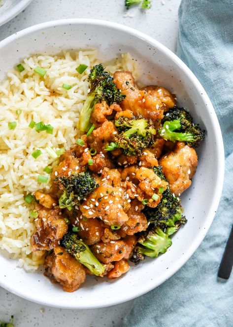 This Air Fryer Trader Joe's Orange Chicken and Broccoli dinner combines the best frozen entree from TJ's with your air fryer! The whole family will love this new take on orange chicken that comes together in 20 minutes! #airfryer #traderjoesorangechicken #traderjoesdinner #projectmealplan Chicken And Broccoli Dinner, Orange Chicken And Broccoli, Chinese Chicken And Broccoli, Broccoli Dinner, Broccoli Dishes, Easy Delicious Dinners, Veggie Fries, Raw Broccoli, Air Fried Food