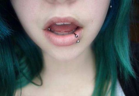 Side lip piercing Madonna Piercing, Labret Vertical, Piercing Bouche, Piercing Girl, Piercing Eyebrow, Mouth Piercings, Eyebrow Jewelry, Piercing Labret, Smiley Piercing