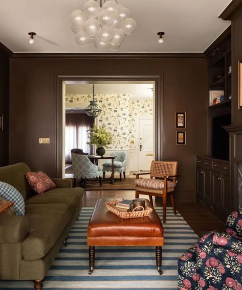 Brown Laquer Walls, Brown Wall Interior Design, Dark Brown Walls Living Room, Dark Brown Living Room, Grandmillennial Decor, Heidi Caillier, Brown Walls Living Room, Dark Brown Walls, Brown Rooms