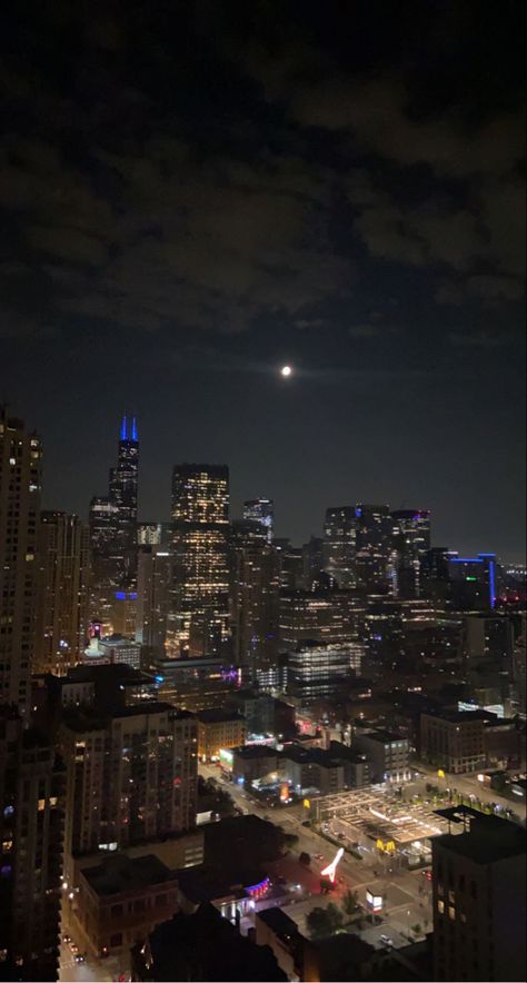 City vibes chicago, full moon city, middle of the city, city views, skyscrapers Ios 16 Wallpaper City Night, Picture Of City At Night, Pictures Of The City At Night, Aesthetic Pictures City At Night, Bed City View Night, Chicago Rich Aesthetic, Night Skyscraper City Lights, Malina Core Aesthetic, City’s At Night