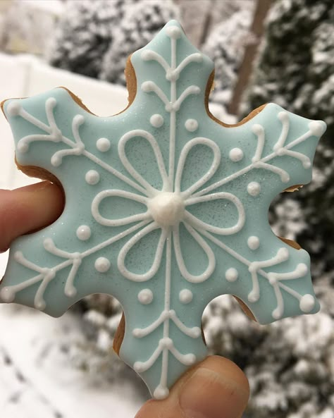 Christmas Cookies Decorated Snowflake, Snow Flake Sugar Cookies Decorated, Christmas Sugar Cookies Decorated Royal Icing, Christmas Royal Icing Cookies Ideas, Christmas Sugar Cookies With Royal Icing, Christmas Cookies Decorated Royal Icing, Decorated Christmas Cookies Royal Icing, Snowflake Cookies Decorated, Elegant Christmas Cookies