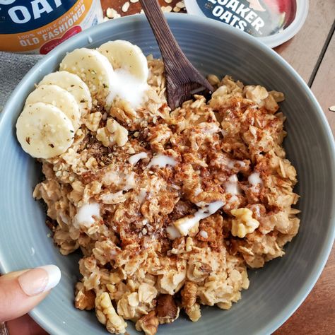 Cinnamon Roll Oatmeal Cinnamon Bun Oatmeal, Cinnamon Roll Oatmeal, Keto Oatmeal, Crockpot Oatmeal, Cinnamon Oatmeal, Banana Oatmeal, Banana Slice, Quick Oats, Delicious Breakfast Recipes