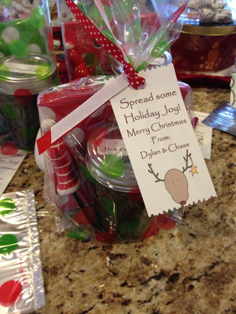 Teacher gifts, homemade hot pepper jelly, with spreader, and cocktail napkins. Pepper Jelly Gift Ideas, Jelly Christmas Gifts, Kitchen Gift Baskets, Jelly Gift, Hot Pepper Jelly, Gifts Homemade, Neighbor Christmas Gifts, Pepper Jelly, Christmas Labels