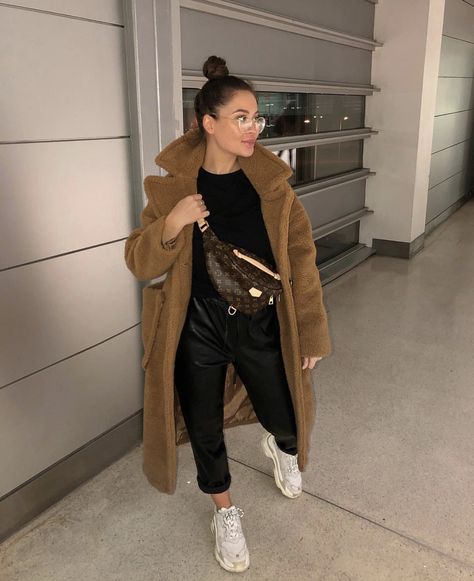 @naomigenes Bumbag Outfit, Naomi Genes, Bum Bag Outfit, Louis Vuitton Bum Bag, Chocolate Muffin, Leggings Outfit Fall, Bag Outfit, Legging Outfits, Person Standing