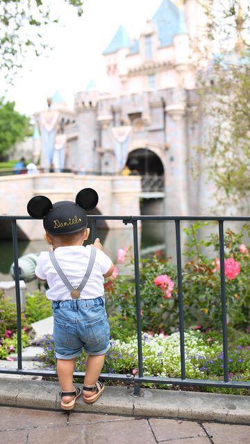 Cindy - disneymom | disney enthusiast on Instagram: "This is you sign to take your babies to Disneyland! . . . . . . . . . . . . . . #disneymagic #disneylandcastle #disneymom #disneymoms #disneycreators #disneystyle #disneyjunior #disneyfamily #disneymagickey #disneylandmagickey #disneyland2023 #raisingdisneymunchkins" Disney With One Year Old, Disney World 1st Birthday Pictures, Disney World With Baby, Disney Milestone Pictures, Disneyland Family Photos, Disney Photos Ideas, Baby At Disney, Disney Siblings, Disneyland Photo Ideas