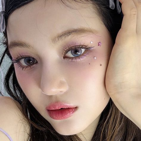 Danielle Makeup, Homescreen Inspiration, Gem Makeup, Coachella Makeup, Concert Makeup, Asian Makeup Looks, Rhinestone Makeup, Newjeans Danielle, Ethereal Makeup