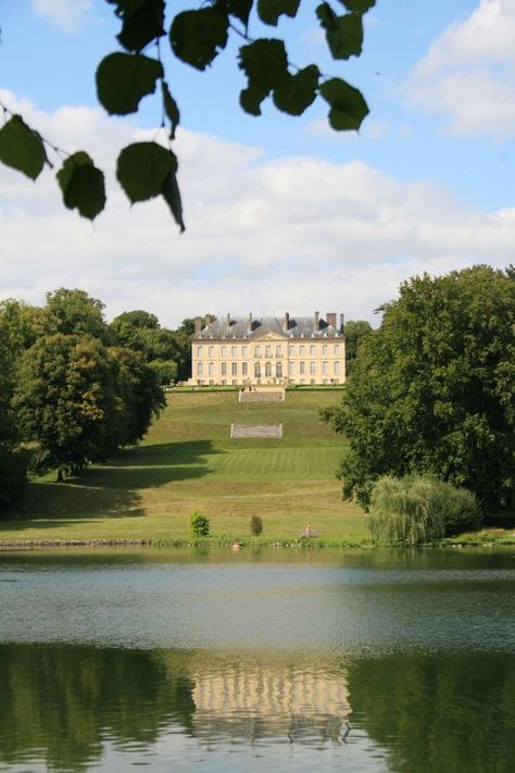 18th Century Architecture, Chateau Aesthetic, Old Money House, Castle Aesthetic, Chateau France, Dream House Exterior, English Countryside, Pretty Places, Dream Home Design