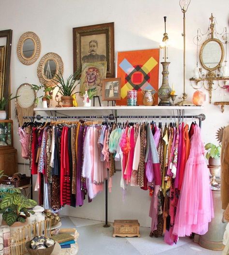 Vintage Store Ideas, Chasing Happiness, Vintage Store Displays, Antique Booth Ideas, Clothing Store Displays, Boutique Display, Clothing Displays, Boutique Decor, Store Interiors