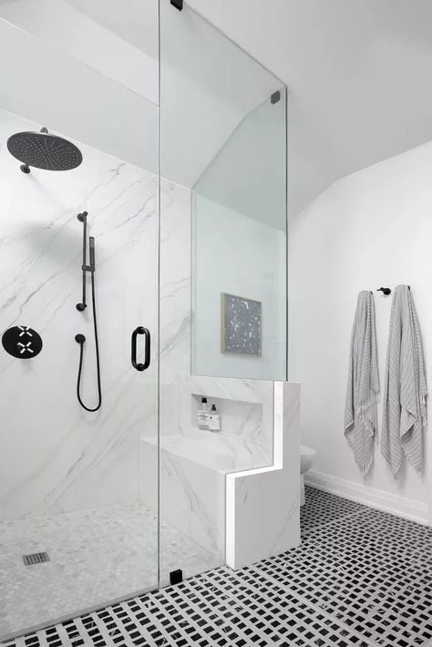 35 Walk-in Showers With Benches for a Spa-Like Experience Walk In Shower With Bench, Half Wall Shower, Glass Shower Wall, Window In Shower, Ideal Bathrooms, Shower Bench, Shower Niche, Interior Design Photos, Large Bathrooms