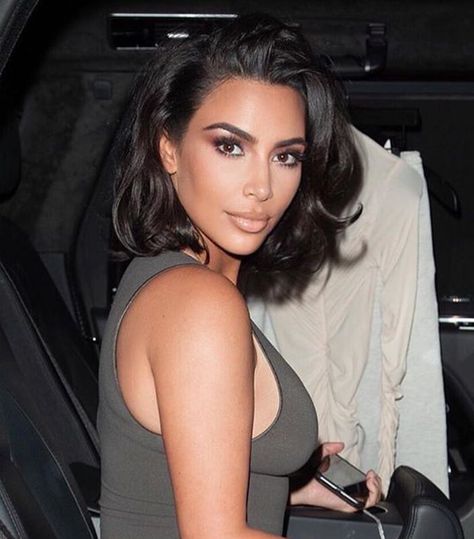 Curly Blowout Short Hair, Lob Blowout, Kim K Short Hair, Shoulder Length Blowout, Dark Bob Hairstyles, Kim K Bob, Blowout Bob, Voluminous Bob, Short Hair Blowout