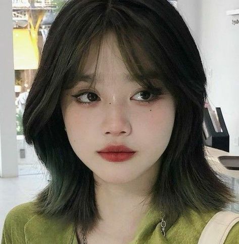 Huyh Ylam Hair, Wolfcut For Round Face, Wolfcut Round Face, Chubby Short Hair, Korean Haircut For Chubby Face, Chubby Face Makeup, Short Hair For Round Face Chubby, Korean Short Hair For Chubby Face, Bangs For Chubby Face