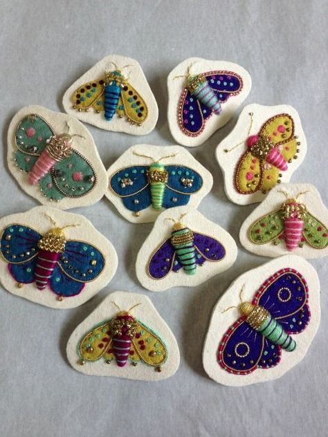 Embroidered Butterflies, Embroidery Brooch, Fabric Brooch, Felt Embroidery, Wool Projects, Felt Brooch, Sewing Embroidery Designs, Felt Applique, Textile Jewelry