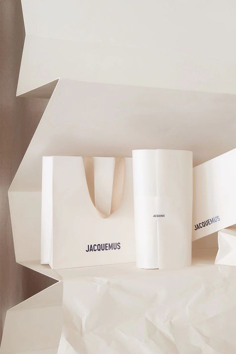 Jacquemus 'La Papier' Inspired Boutique, Av. Montaigne Paris. Jacquemus Packaging, Art Deco Buildings, Store Interior, Beaded Bags, Visual Merchandising, Concept Store, Scrubs, Take A, Take That