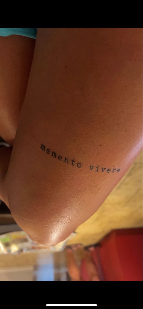 Latin for “remember to live” above left knee Leg Phrase Tattoo, Women Tattoo Above Knee, Words Knee Tattoo, Above Tattoo Knee, Small Leg Tattoos Women Above Knee, Top Of The Knee Tattoos Women, Leg Name Tattoos For Women, Tattoo Ideas Latin, Above Knee Tattoos Women Aesthetic