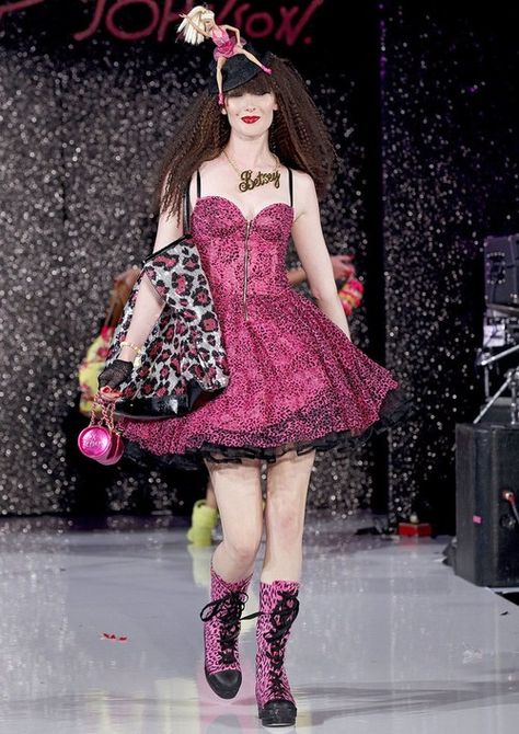 Betsey Johnson Betsey Johnson Runway, Ugly Fashion, Electra Heart, Character Clothes, 2010s Fashion, Fashion 1970s, Runway Fashion Couture, Runway Outfits, Avril Lavigne