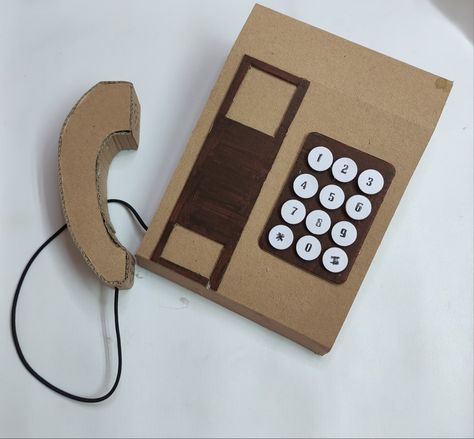 Cardboard Phone Stand, Phone Craft, Accessoires Barbie, Computer Projects, Dramatic Play Preschool, Cardboard Toys, Weekend Crafts, Easy Paper Crafts Diy, Diy Cardboard Furniture