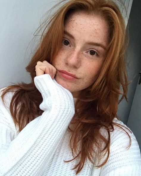 ☔️Mood ☔️ #truienseizoenisbegonnenjongens Lucy Weasley, Luca Hollestelle, Light Red Hair, Women With Freckles, Pretty Redhead, Freckles Girl, Pink Skin, Look Into My Eyes, Aesthetic People