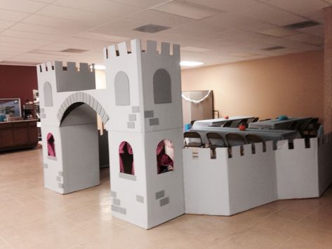 Diy Cinderella Castle Cardboard, Cardboard Castle Playhouse, Easy Cardboard Castle, Castle Made Out Of Boxes, Diy Princess Castle Cardboard Boxes, Cardboard Castle Backdrop, Bowser Castle Diy, Castle Backdrop Diy Princess Party, Diy Castle Cardboard