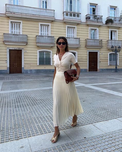 Instagram Style Inspiration Spring Summer, Dramatic Classic, Style Inspiration Summer, Minimalist Fashion, Spring Summer Fashion, Pleated Skirt, Fall Outfits, Work Wear, Most Beautiful