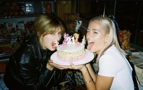 Photos Bff, Disposable Camera, Bday Girl, Friend Goals, Birthday Pictures, Jolie Photo, Friend Photoshoot, Teenage Dream, 가을 패션