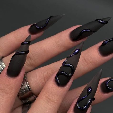 Nail Design Ying Yang, Cool Black Nails, Ying Yang Nail Art, Black Stiletto Nails Design, Black Rose Nails, Demon Nails, Long Nails Ideas, Black Nails Design, Roses Nails