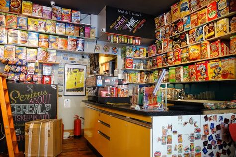 Cereal Cafe, Homemade Crumpets, Female Foodie, Nutella Hot Chocolate, Grilled Sandwiches, Types Of Cereal, Cafe London, Cereal Brands, Breakfast Places