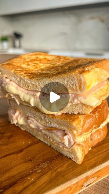 Panini Sandwiches Recipes, Sandwichon Recipe, Tortilla Sandwiches, Sandwich Club, Sandwich Video, Club Sandwich Recipes, Sandwhich Recipes, Deco Bar, Panini Sandwiches