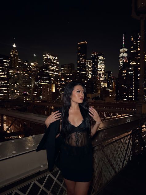 Rooftop Picture Ideas Aesthetic, City Night Pictures Instagram, City Girl Photoshooting, Nyc Night Photoshoot, City Photoshoot Aesthetic, Poses For Pictures Instagram City, City Birthday Photoshoot, City Lights Photoshoot, Roof Top Pictures