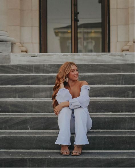 Pant Suit Senior Pictures, Boujee Senior Pictures, Classy Senior Pictures Outfits, Senior Pictures Outfits Classy, Fancy Senior Pictures, Classic Senior Pictures, Senior Picture Ideas Classy, Business Senior Pictures, Glam Senior Pictures