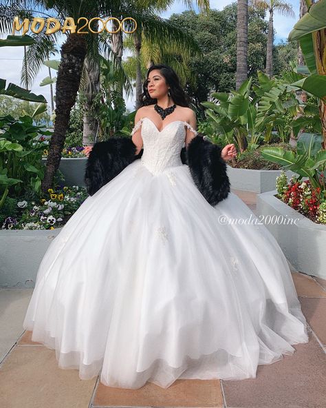 Elegant and simple white off the shoulder Quinceañera dress available at Moda 2000. Want to book an appointment to check it out? Send us a message on instagram! @MODA2000INC Quinceanera Dresses White, Quincenera Dresses, Dresses 15, White Quinceanera Dresses, Quinceñera Dresses, Big Dresses, Quinceanera Ideas, Quince Dress, Quince Ideas