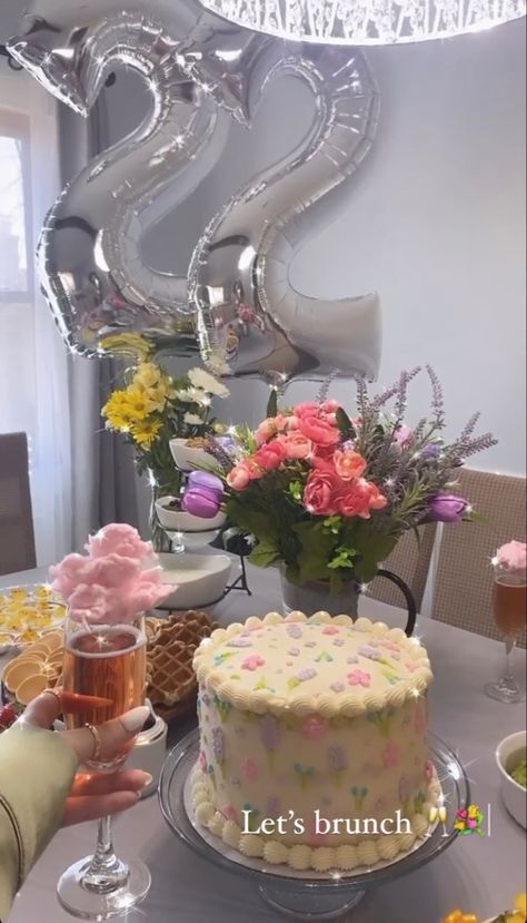 Birthday Breakfast At Home, Birthday Morning Aesthetic, Brunch Party Aesthetic, Birthday Breakfast Aesthetic, Aesthetic Flower Cake, Birthday Brunch At Home, Birthday Brunch Aesthetic, Birthday Brunch Party, Brunch Setup