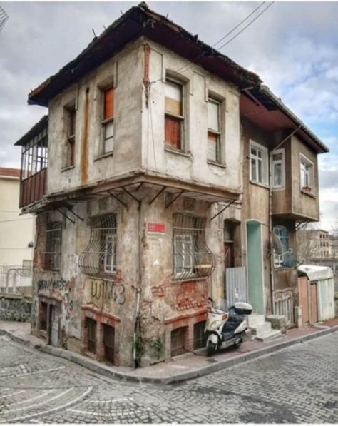 Balat İstanbul Architecture Photography Buildings, Perspective Photos, Watercolor House Painting, Building Aesthetic, Building Photography, Watercolor Architecture, Stickers Art, Perspective Art, Architecture Drawing Art