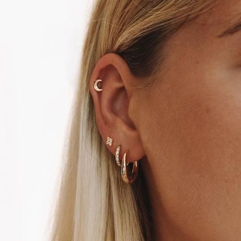 Ušný Piercing, Conch Ear Piercing, Piercing Lobe, Minimalist Ear Piercings, Ear Piercing Ideas, Ear Peircings, Ear Lobe Piercings, Dainty Gold Earrings, Cool Ear Piercings