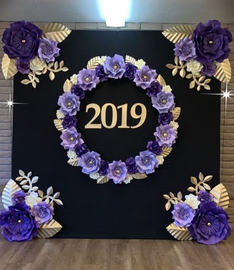 Farewell Wall Decoration Ideas, Farewell Backdrop Ideas, Graduation Flower Centerpieces, Graduation Crafts, Graduation Backdrop, Graduation Cap Designs, Paper Flower Decor, Paper Flower Crafts, Paper Flower Template