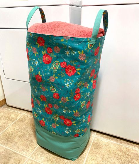 How To Make A Laundry Bag, Laundry Basket Sewing Pattern, Sew Laundry Bag, Laundry Bag Ideas, Laundry Bag Pattern, Laundry Bags Diy, Sewing Totes, Basket Sewing Pattern, Purses Patterns