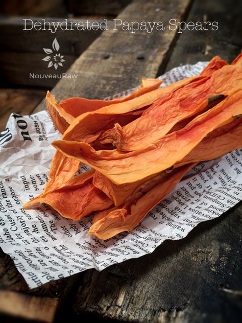 Dehydrated Papaya Spears Dried Papaya Recipe, Dehydrated Watermelon, Dried Papaya, Dried Watermelon, Papaya Recipes, Raw Treats, Raw Snacks, Dehydrated Fruit, Energy Foods