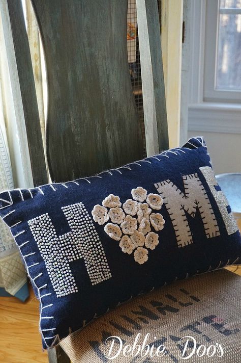 Home pillow Denim Quilts, Winter Kitchen, Homemade Pillows, Fleece Pillow, Denim Pillow, Easy Pillows, Applique Sewing, Kitchen Decorating Ideas, Pillow Crafts