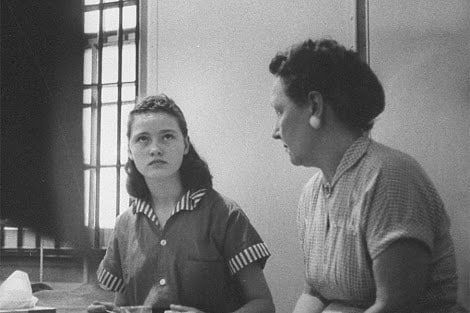 Caril Ann Fugate in prison in 1958, after being arrested along with Charles Starkweather. She was the youngest female ever tried for first-degree murder in the USA (at the time) .. #history #police #crime #usa #viralnetics Caril Ann Fugate, High School Couples, Electric Chair, Medical Technician, History Images, County Jail, In Prison, Bruce Springsteen