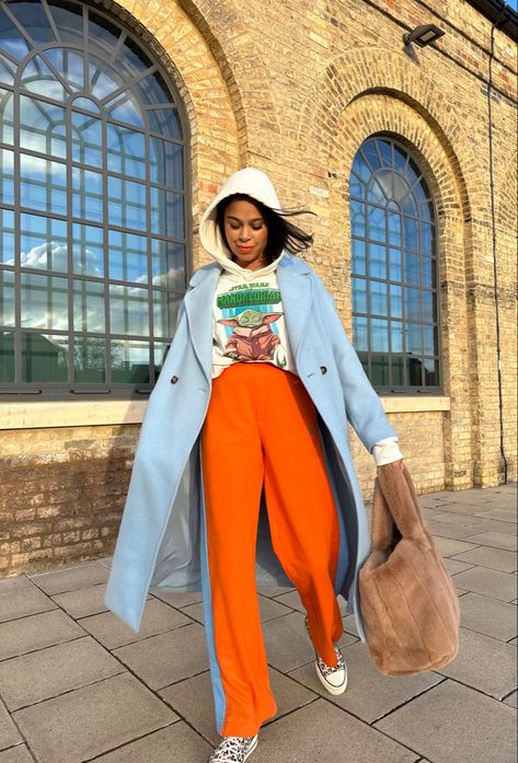 Orange joggers. Blue coat. Yoda Mandalorian hoodie. Fluffy bag. Cute Outfits With Hoodies, Orange Trousers Outfit, Orange And Blue Outfit, Blue Winter Outfit, Orange Pants Outfit, Blue Outfit Winter, Colorful Winter Outfits, Eclectic Clothing Style, Look Plus Size