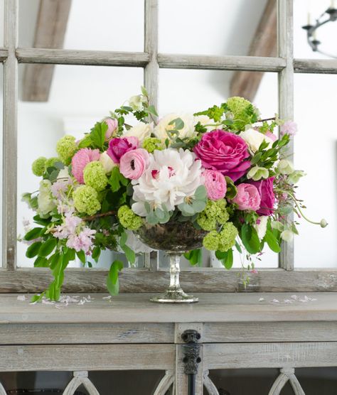 Romantic Centerpieces, Spring Flower Arrangements, Spring Floral Arrangements, Rose Centerpieces, Diy Arrangements, Floral Arranging, Floral Arrangements Diy, Flowers Home, Arrangement Ideas