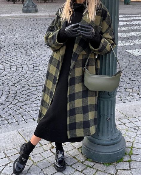 Chunky Loafers Street Styles, Prada Loafers Women Outfit, Loafers And Dress Outfit, Prada Loafers Outfit, Loafers Women Outfit, Loafers Street Style, Loafer Fits, Sofia Coelho, Prada Loafers