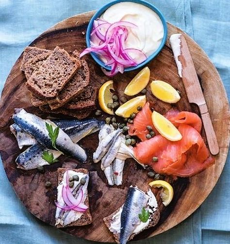 Scandinavian Sandwiches, Fish Platter Ideas, Resort Food, Spinning Silver, Russian Party, Fish Platter, Seafood Platter, Party Food Platters, Seafood Dinner