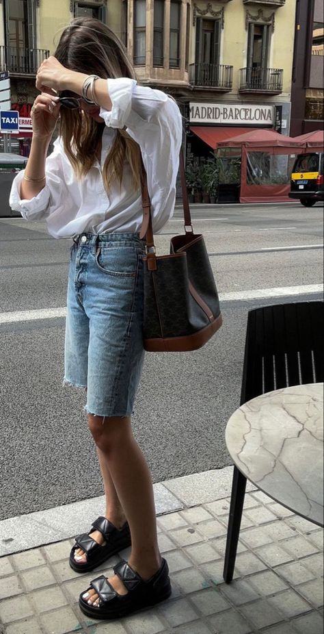 Knee Denim Shorts Outfit, Bermuda Jeans Shorts Outfit, Long Jeans Shorts Outfit, Bermuda Shorts Outfit Women, Jorts Outfit Women’s, Denim Bermuda Shorts Outfit, Bermuda Shorts Outfit, Denim Shorts Outfit, Mum Fashion