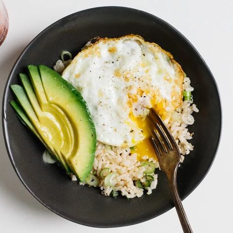 Healthy One Person Meals, Fried Egg Avocado, Brown Rice Bowl, One Person Meals, Healthy Breakfast Casserole, Avocado Recipe, Egg Avocado, Snacks Diy, Frijoles Refritos