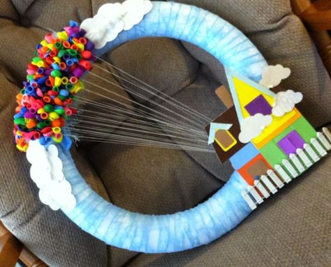 Up Movie Activities, Up Movie Crafts, Pixar Crafts, Camping Wreath, Up Carl Y Ellie, Disney Doors, Disney Decorations, Couronne Diy, Disney Wreath