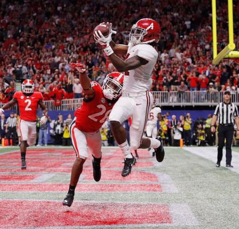 Jerry Jeudy TOUCHDOWN! Alabama 35 Georgia 28 in the 2018 SEC Championship game in Atlanta #Alabama #RollTide #Bama #BuiltByBama #RTR #CrimsonTide #RammerJammer #SECChampionship Georgia Bulldogs Vs Alabama, Alabama Basketball, University Of Alabama Football, Alabama Meme, Alabama Football Team, Rammer Jammer Yellow Hammer, Southeastern Conference, Rammer Jammer, Alabama Fans