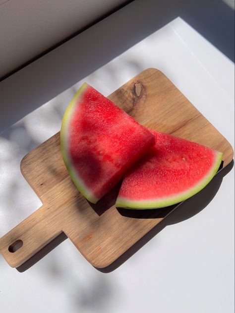 Watermelon Fruit aesthetic Watermelon Aesthetic, Healthy Fruit Snacks, Fruit Roll Ups, Fresh Watermelon, Food Babe, Delicacy Food, Food O, Fruit Drinks, Food Goals