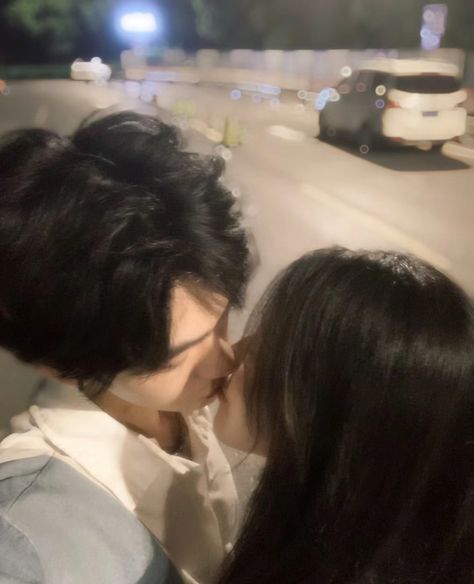 Couple Kiss Photo, Aesthetics Night, Night Kiss, Emo Love, Ulzzang Korea, Kiss Pictures, Gift Basket Ideas For Couples, Korean Wedding, Couples Vibe