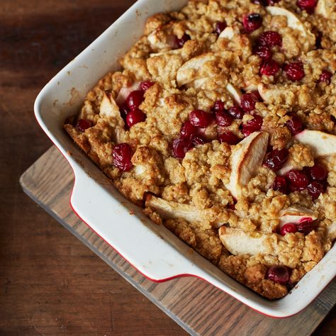 Sur La Table Recipes, Cranberry Crisp, Apple Cranberry Crisp, Healthy Thanksgiving Desserts, Easy Thanksgiving Dessert Recipes, Oatmeal Creme Pie, Oatmeal Toppings, Crumble Tart, Pumpkin Mousse